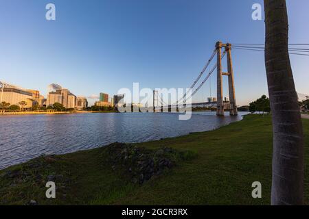 Sonnenuntergang über der Stadt Putrajaya, Malaysia. Blauer Himmel fällt in die Nacht. Romantische Atmosphäre auf dem See in Putrajaya. Die Monorail-Brücke im g Stockfoto