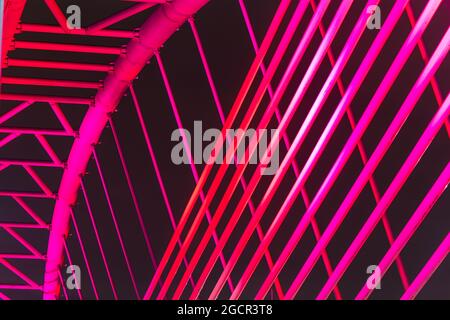 Die beleuchtete Struktur der Seri Saujana Brücke bei Nacht. Eine von vielen Brücken in Putrajaya, Malaysia, alle abwechselnd in di beleuchtet Stockfoto