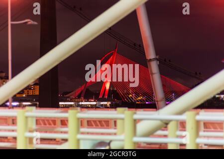 Putrajaya, Malaysia, beleuchtete Seri Wawasan-Brücke. Blick auf eine der beliebtesten Brücken in Putrajaya durch die Säule der Brücke Seri Saujana. Stockfoto