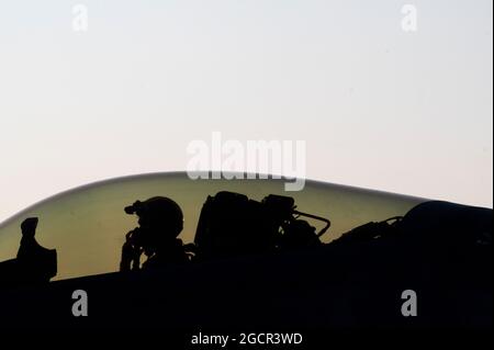 Ein Pilot sitzt im Cockpit eines F-22 Raptor, der der US Air Force Weapons School zugewiesen wurde, bevor er an nächtlichen Trainingsmissionen während der Red Flag-Nellis 21-3 auf der Nellis Air Force Base, Nevada, am 4. August 2021 teilnahm. Der 1. Kampfflügel der Langley Air Force Base, Virginia, wird als fast 100 Flugzeuge, wie die F-35, F-35, F-22, F-16CJ, F-16C, EC-130H, EA-18G, B-52, B-2, F/A-18 C/D, MQ-9, E-3, E-8, RC-135, RQ-4B30, RQ-4B40, U-2, HH-60, HC-130, KC-135 und KC-46 beteiligen sich an komplexen Einsatzszenarien gegen Angriffskräfte. (USA Air Force Foto von Tech. S Stockfoto