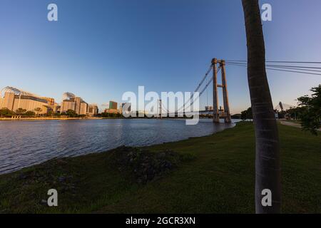 Sonnenuntergang über der Stadt Putrajaya, Malaysia. Blauer Himmel fällt in die Nacht. Romantische Atmosphäre auf dem See in Putrajaya. Die Monorail-Brücke im g Stockfoto