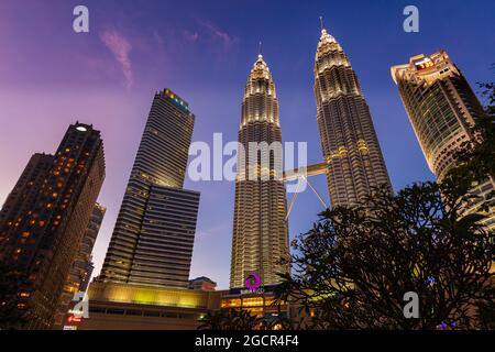 Kuala Lumpur, Malaysia - 28. November 2020: Nachts am Petronas-Turm oder Zwillingstürmen im Herzen der südostasiatischen Metropole. Suria KL Abschleppen Stockfoto