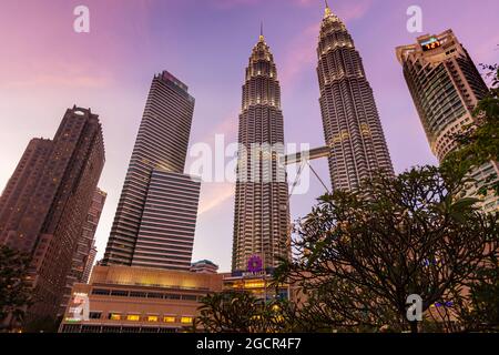 Kuala Lumpur, Malaysia - 28. November 2020: Nachts am Petronas-Turm oder Zwillingstürmen im Herzen der südostasiatischen Metropole. Suria KL Abschleppen Stockfoto