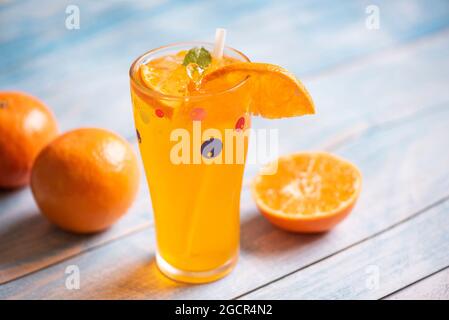 Exotische Sommergetränke erfrischend von kalten Getränken Gläser frisches Obst auf Eis hausgemachter Cocktail-Tee mit Orangen- und Minzblatt, buntes Sommergetränk saftig Stockfoto