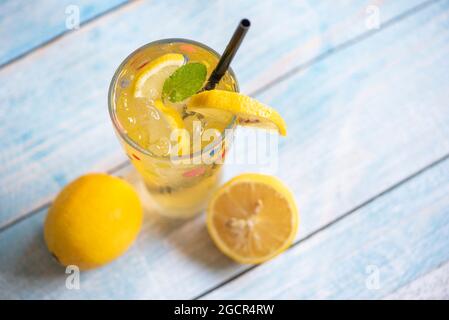 Exotische Sommergetränke erfrischend von kalten Getränken Gläser frisches Obst auf Eis hausgemachter Cocktail-Tee mit Zitrone und Minze Blatt, bunte Sommergetränk saftig Stockfoto