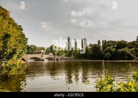 Wehr der Elster in der Stadt Leipzig. Die Elsterwehr in der schönen grünen Stadt leipzig, Sachsen, Deutschland. Das Wehr in der Mitte des Stockfoto