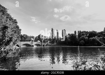 Wehr der Elster in der Stadt Leipzig. Die Elsterwehr im schönen Leipzig, Sachsen, Deutschland. Das Wehr in der Mitte der Clara Zetkin Stockfoto