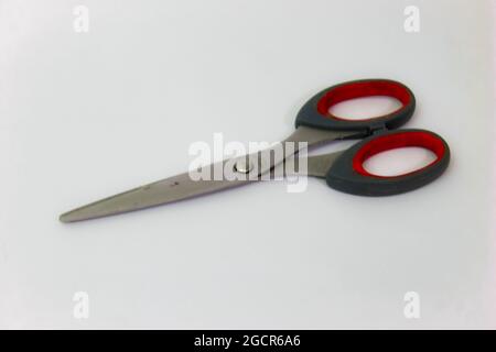 Blick auf eine Schere auf weißem Hintergrund Stockfoto