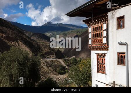 Landschaftlich schöner Blick von einem kleinen Kloster über die Landschaft von Bhutan. Gefangen in der Nähe der Stadt Thimphu im Himalaya von Bhutan. Traditionell weiß Stockfoto