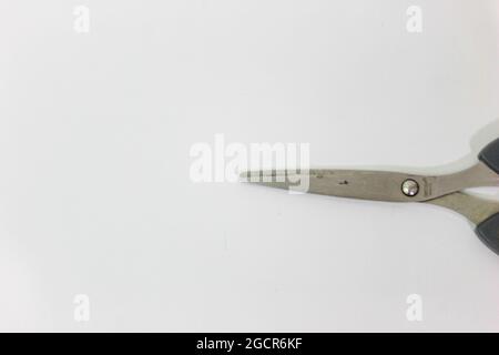 Blick auf eine Schere auf weißem Hintergrund Stockfoto