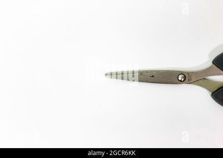 Blick auf eine Schere auf weißem Hintergrund Stockfoto