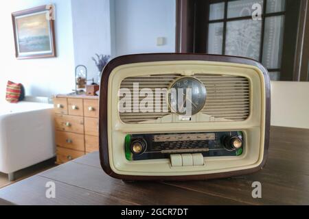 Altes klassisches Radio auf einem Tisch Stockfoto