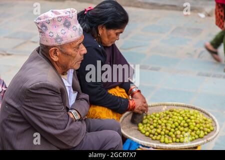 Kathmandu, Nepal - 12. November 2020 - Straßenhändler in Kathmandu warten auf Kunden. Die Stadt ist immer noch vom Erdbeben geprägt. Müll und Schutt Stockfoto