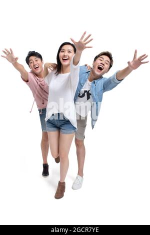 Glückliche junge Freunde, die die Hände ausstreckt Stockfoto