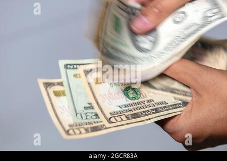 Weibliche Hände zählen uns Dollar. Frau Hand zählen die vereinigten Staaten Währung. Ein Haufen amerikanischer Banknoten. Die Weltwährung ist der US-Dollar. 1 Stockfoto