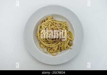 Spaghetti mit Thunfisch, Zitrone und Parmigiano Reggiano. Draufsicht Stockfoto