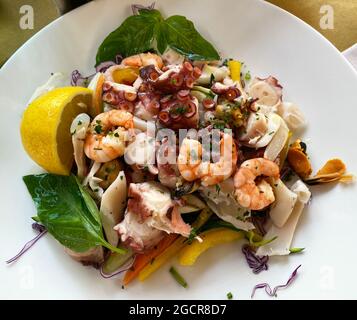 Frischer mediterraner Seafood-Salat. Sommersalat mit Meeresfrüchten von oben Stockfoto