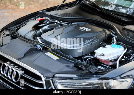 GRODNO, WEISSRUSSLAND - DEZEMBER 2019: Audi A6 4G, C7 2.0 TDI 190 PS 2016 Dieselmotorenraum des modernen Luxus-Nahauftriebs links Stockfoto