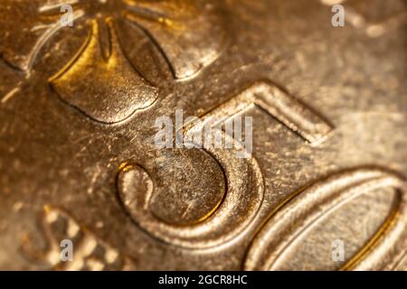 Makro-Nahaufnahme von 50 malaysischen Ringgit Cent. Die Bank negara fünfzig-Cent-Münze von Malaysia. Scharfe, detailreiche Aufnahme des malaysischen Charakters auf dem RM 5 Stockfoto
