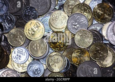Nahaufnahme der malaysischen Ringgit-Cents. Die Münzen der malaysischen Währung. Bank Negara Ausgabe 5, 10, 20 und 50 sens. In der Mitte eine goldene fünfzig Cent c Stockfoto