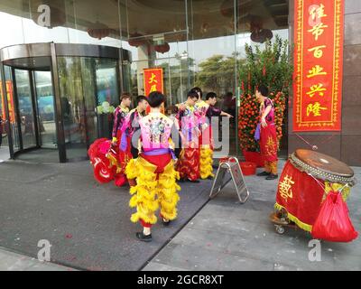 Hotelmitarbeiter bei einem DoubleTree in Guangzhou bereiten sich darauf vor, einen Drachentanz für das chinesische Neujahr vorzubereiten Stockfoto