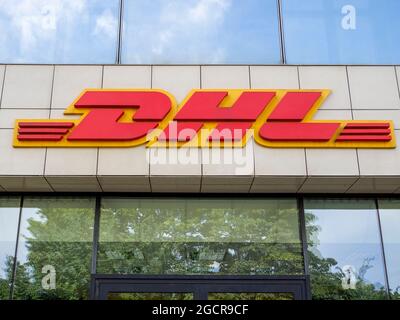 MINSK - AUG 01: DHL-Logo über dem Eingang zum DHL-Büro in Minsk, August 01. 2021 in Weißrussland Stockfoto