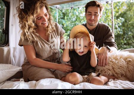 Liebevolle Familie genießen Sie die Zeit mit kleinen Jungen unterwegs Roadtrip zusammen auf Wohnmobil rv Stockfoto