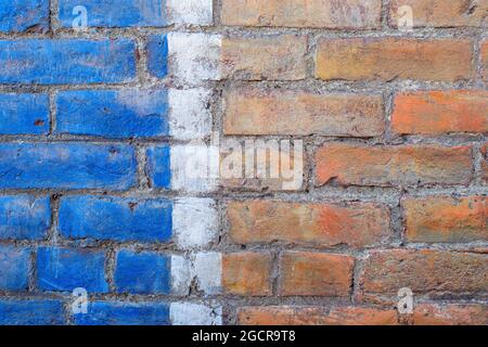 Eine Ziegelwand, blau und weiß gestrichen Stockfoto