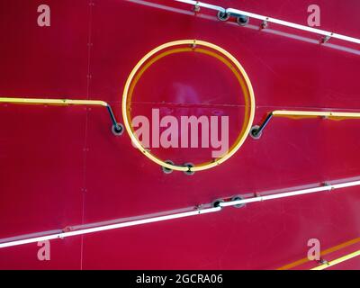 Das beleuchtete Neon an der Decke des Eingangs zu einem Kino Stockfoto