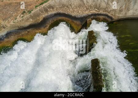 Wasser fließt durch einen Betonkanal vom Ringold Pond Dam in Richtung Columbia River in Washington, USA Stockfoto
