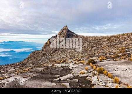 Auf dem Gipfel des Mount Kinabalu, Sabah, Borneo, Malaysia. Der Kinabalu ist mit 4095 Metern über dem Meeresspiegel der höchste Berg Südostasiens, Stockfoto