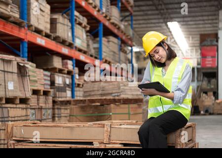 Lagerarbeiter, der Pakete in einem großen Lager überprüft Stockfoto