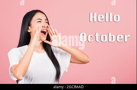 Hallo Oktober, Asian glücklich Porträt schöne niedliche junge Frau teen stehend Hand auf Mund reden News Ankündigung Studio auf rosa Rücken isoliert geschossen Stockfoto