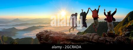 Gruppe von glücklichen Wanderer springen auf dem Hügel. Wanderurlaub, wildes Abenteuer Stockfoto