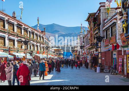 Lhasa, Tibet, China - 15. November 2019: Die Bakuo-Straße rund um den Jokhang-Tempel. Zum Gebet Zweck Menschen zu Fuß auf der Straße im Uhrzeigersinn um t Stockfoto