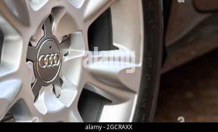 GRODNO, WEISSRUSSLAND - DEZEMBER 2019: Audi A6 4G C7 Luxus Auto Nahaufnahme Alloy Rad Teil Seitenansicht mit Titan-Optik matt 16x9. Stockfoto