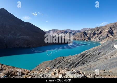 Kong mu Co See auf 5000 Meter über dem Meeresspiegel bei Tibet. Bunte Gebetsfahnen vor dem Wind winken. Türkisfarbenes Wasser im Bergsee. Neigen Stockfoto