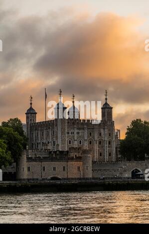 London, Großbritannien. August 2021. Die Sonne geht durch die Wolken über dem Tower of London auf. Kredit: Guy Bell/Alamy Live Nachrichten Stockfoto