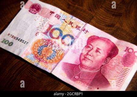 100 Renminbi oder chinesischer Yuan oder abgekürzt RMB, die offizielle Währung der Volksrepublik china. Auf der Vorderseite das Porträt von Mao Zedong, Hi Stockfoto