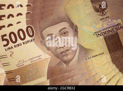 Nahaufnahme der indonesischen Banknoten. Rupiah ist die indonesische Währung. Das ist ein Haufen von 5000 Rupiah. Das Geld indonesiens. Indonesische Rupiah hat sehr l Stockfoto