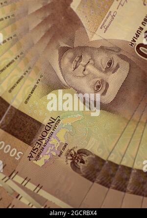 Nahaufnahme der indonesischen Banknoten. Rupiah ist die indonesische Währung. Das ist ein Haufen von 5000 Rupiah. Das Geld indonesiens. Indonesische Rupiah hat sehr l Stockfoto