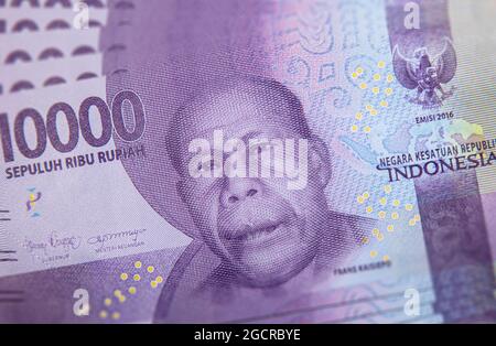 Nahaufnahme der indonesischen Banknoten. Rupiah ist die indonesische Währung. Hier ein Haufen von 10000 Rupiah. Das Geld indonesiens. Indonesische Rupiah hat sehr Stockfoto