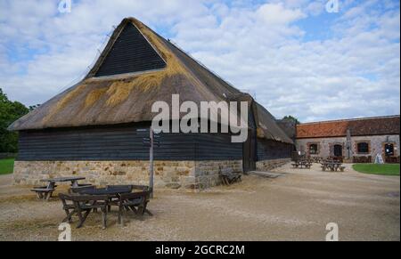 Eine alte Tythe-Scheune und ein angrenzender Stallblock, der in eine Bar, ein Café und ein Restaurant in Avebury, Wiltshire, Großbritannien, umgewandelt wurde Stockfoto