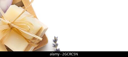 Hausgemachte Naturseifenriegel auf weißem Hintergrund. Stockfoto