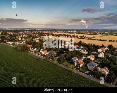 Luftaufnahme über das kleine Dorf Knautkleeberg in der Nähe der Stadt Leipzig, Deutschland. Drohne schoss über die Vororte von Leipzig. Mit einem Kraftwerk Stockfoto