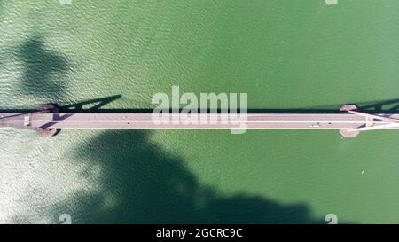 Luftaufnahme direkte Fotografie der Johor-Brücke im Süden Malaysias, aufgenommen vom Himmel. Luftdrohnenaufnahme einer Brücke über die s Stockfoto