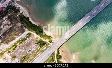 Luftaufnahme direkte Fotografie der Johor-Brücke im Süden Malaysias, aufgenommen vom Himmel. Luftdrohnenaufnahme einer Brücke über die s Stockfoto