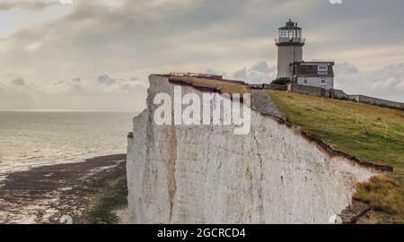 Eastbourne, East Sussex, Großbritannien. August 2021. Weitere Klippenstürze scheinen unmittelbar bevorstehend, nachdem die exeptional Regen die hohe Porosität Kreide mildert. Ausfahrende Risse sind aufgrund der Grasbedeckung oben nicht sichtbar. Dieses Bild östlich des Leuchtturms Belle Tout zeigt den abgetrennten alten Pfad und die Lücke, die durch den massiven Sturz vor fünf Tagen entstanden sind. Kredit: David Burr/Alamy Live Nachrichten Stockfoto