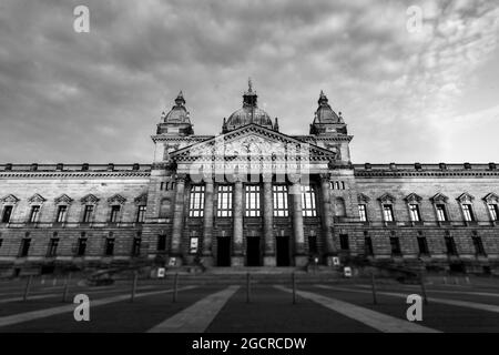 Schwarz-Weiß-Eroberung des Bundesgerichtsgebäudes in der Stadt Leipzig. Zur Zeit der DDR war das Bundesverwaltungsgericht der Georgi Di Stockfoto