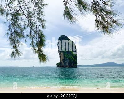 Die fantastischen Inseln rund um Krabi, Thailand. Ein Fels im Meer, die typische südostasiatische Landschaft an den Stränden. Türkisklares Wasser und sandiger b Stockfoto